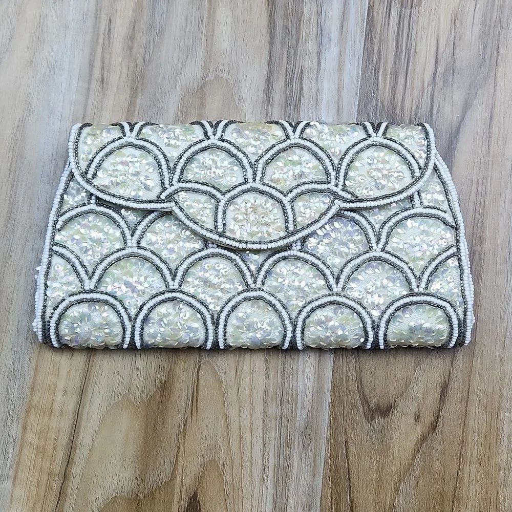 🔹️La Regale Ivory Beaded & Sequined Clutch